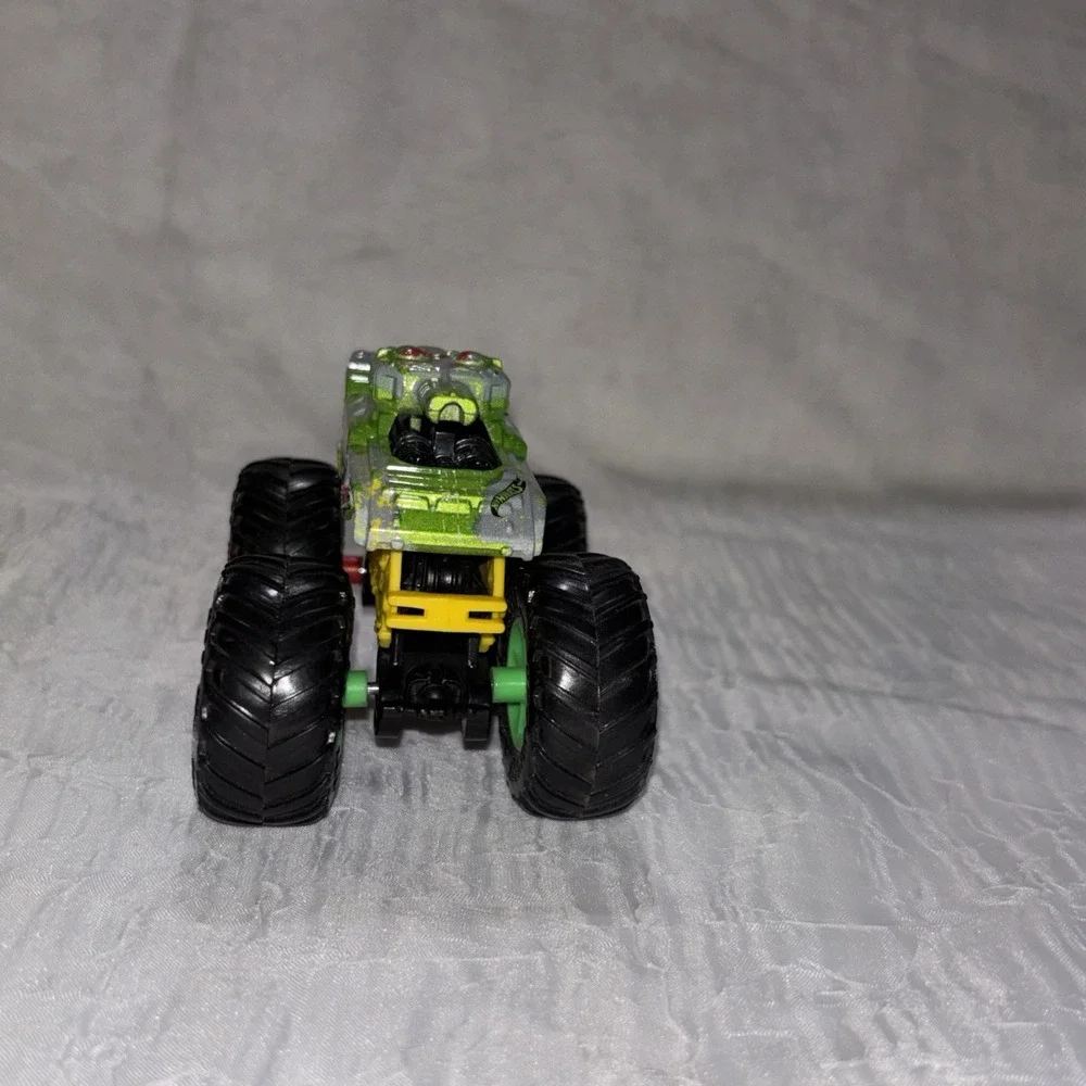 Hot Wheels Monster Truck  Invader Camo Tank 1:64 Diecast Monster Truck